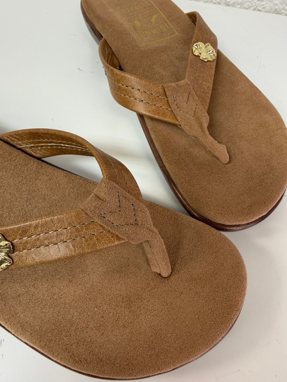 BRAND NEW Island Tan Suede Leather Thong Flip Flop Sandal Gold Hibiscus SIZE 6 - Picture 2 of 8
